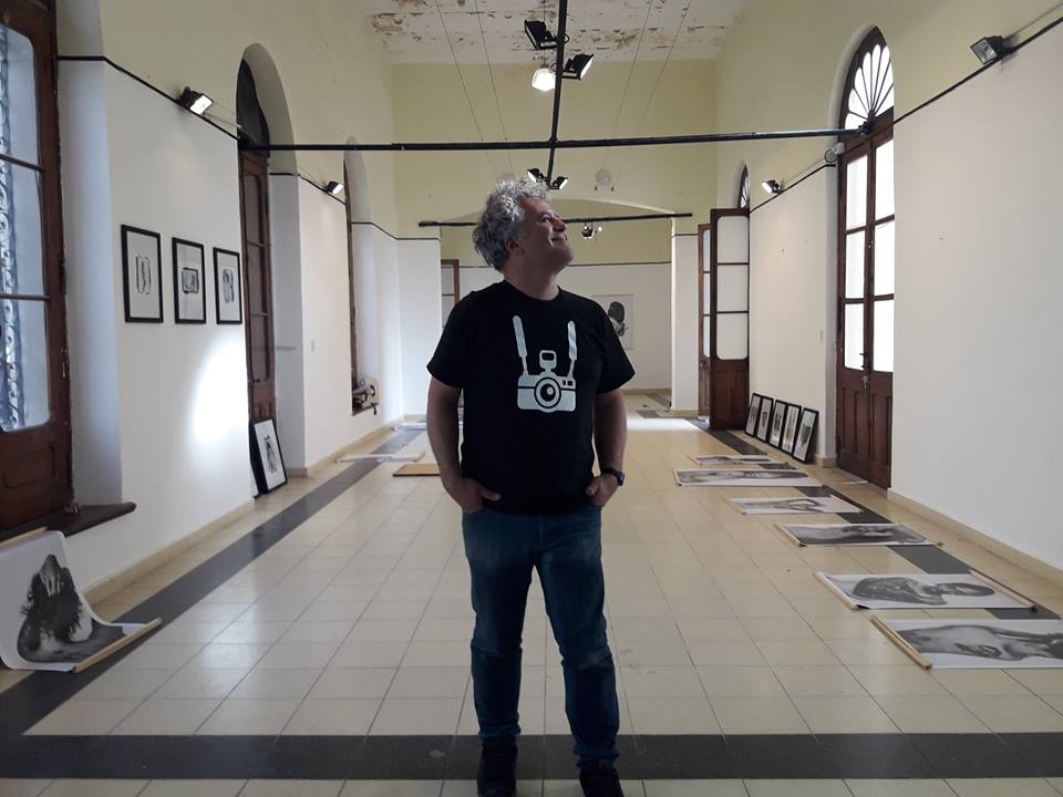 A captivated photography workshop in progress inside Una Foto Escuela studio